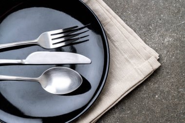 boş tabak kaşık çatal ve bıçak