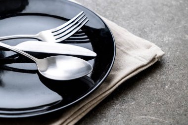 boş tabak kaşık çatal ve bıçak