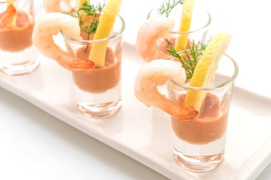 karides kokteyl beyaz arka plan üzerinde