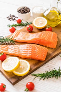 Limon domates Biberiye Biber ve tuz ile Çiğ somon fileto 