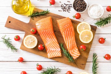 Limon domates Biberiye Biber ve tuz ile Çiğ somon fileto 