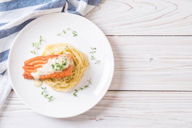 Kızarmış som balığı spagetti