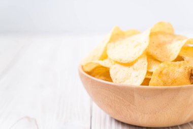 patates cipsi plaka üzerinde