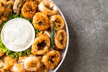 soslu kızarmış deniz ürünleri (mürekkep, karides, midye)