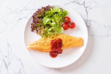 Bir omlet kaydırma aromalı Fried Rice