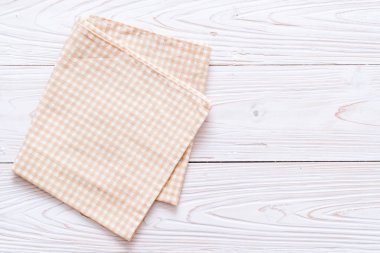 ahşap arka plan üzerinde mutfak bezi (peçete)