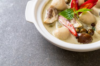 Balık topu ile yeşil köri