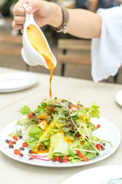 Baharatlı sos ile sebze salatası