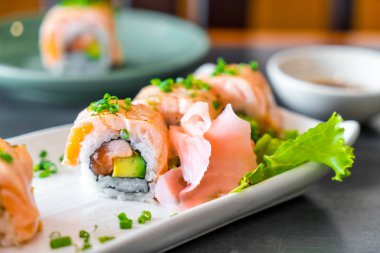 Izgara somon suşi roll