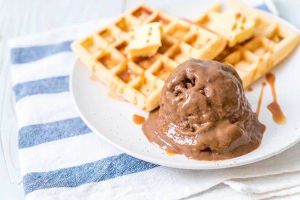 Helado de chocolate con gofre — Foto de Stock