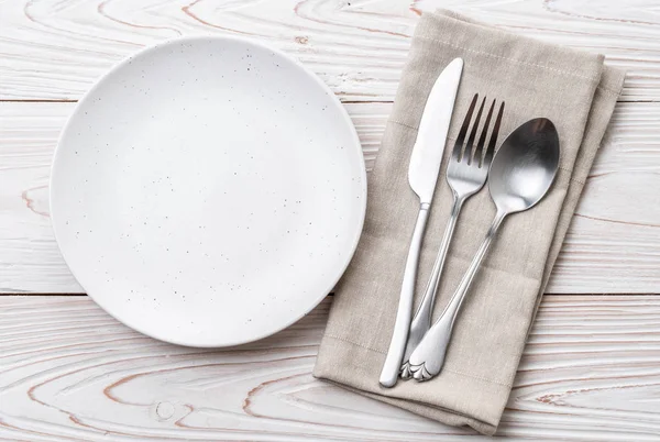 Tenedor de cuchara de plato vacío y cuchillo — Foto de Stock