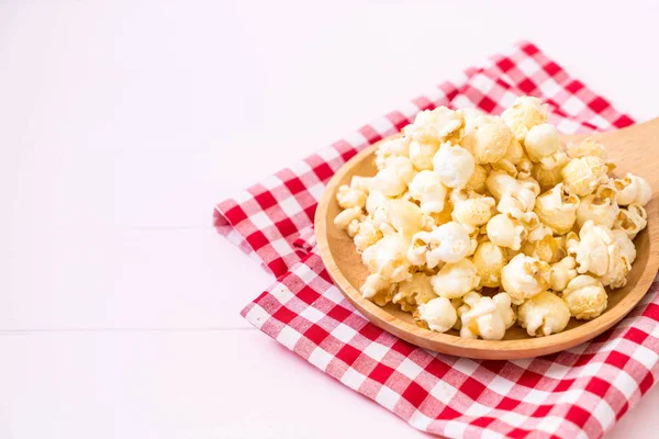 Sladký popcorn na dřevo — Stock fotografie