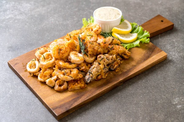 Frutti di mare fritti (calamari, gamberetti, cozze) con salsa — Foto Stock