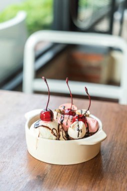 pişmiş hatmi ve dondurma ile çikolatalı kek