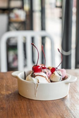 pişmiş hatmi ve dondurma ile çikolatalı kek