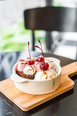 pişmiş hatmi ve dondurma ile çikolatalı kek