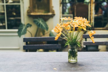 Vazo dekorasyonu yemek masada çiçek