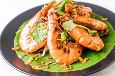 Sarımsaklı kızarmış karides.