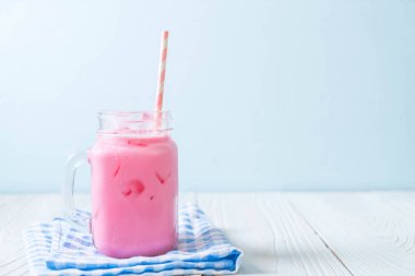 pembe çilek milkshake