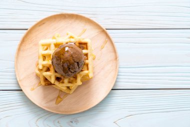 Çikolatalı dondurma waffle ile