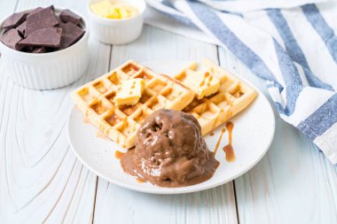 Çikolatalı dondurma waffle ile