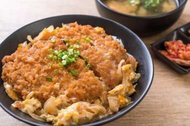 Kızarmış domuz pirzola tabağı (Katsudon)
