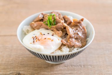 yumurta ile tepesinde pirinç Sarımsak soslu tavada kızartılmış domuz eti