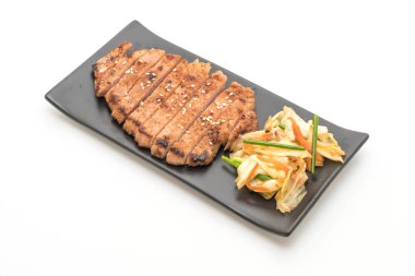 sebze ile dilimlenmiş domuz biftek ızgara 