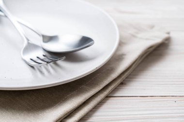 boş tabak kaşık çatal ve bıçak
