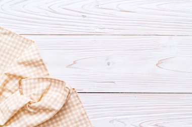 ahşap arka plan üzerinde mutfak bezi (peçete)