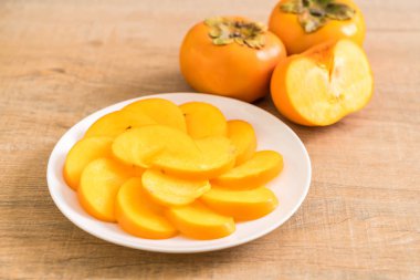 Trabzon hurması tabağa dilimlenmiş