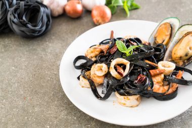 siyah spagetti veya deniz ürünleri ile makarna