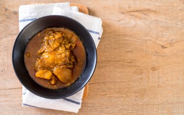 Şehriye ile tavuk Massaman köri hamur