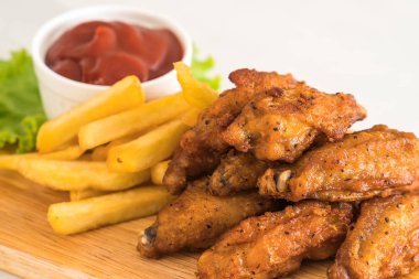 Kızarmış tavuk kanadı.