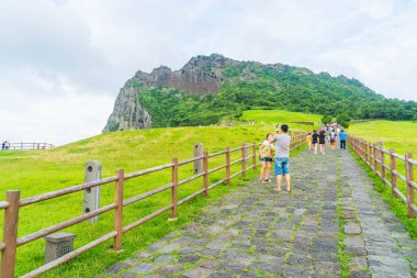 Jeju, Kore - 9 Temmuz 2017: turist Seongaksan Mounta ziyaret