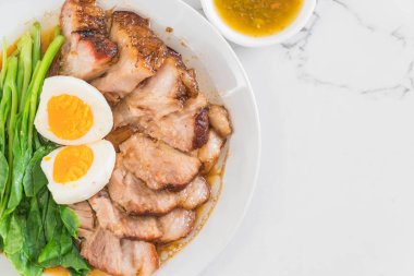 Demlenmiş Domuz bacak 