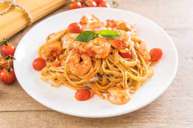 Spagetti karides, domates, fesleğen ve peynir ile 