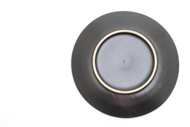 siyah plaka ve beyaz arka plan üzerinde izole kase