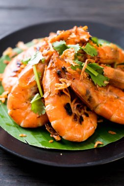 Sarımsaklı kızarmış karides.