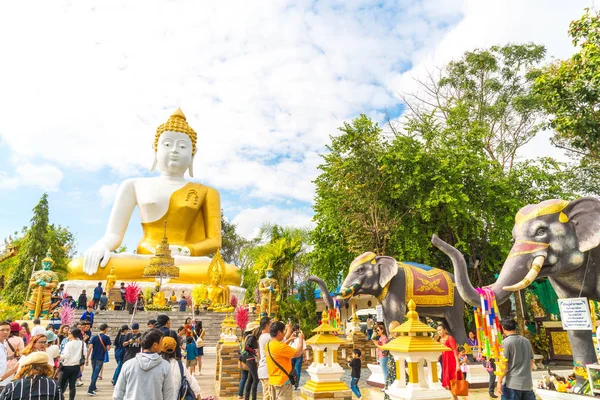 Chiang Mai, Thailand , 1 Jan 2018 : Tourist traveling at Wat Phr — Stock Photo, Image