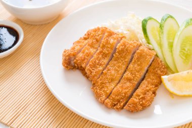Japon derin kızarmış domuz pirzola (tonkatsu kümesi)