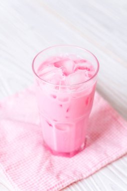 pembe çilek milkshake