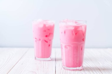 pembe çilek milkshake