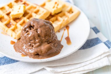 Çikolatalı dondurma waffle ile