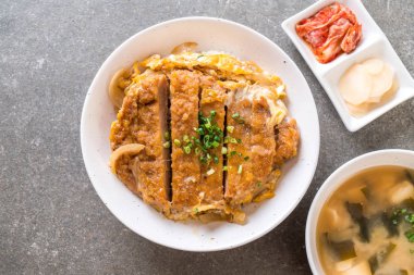 Kızarmış domuz pirzola tabağı (Katsudon)
