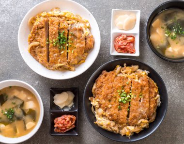 Kızarmış domuz pirzola tabağı (Katsudon)