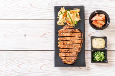 sebze ile dilimlenmiş domuz biftek ızgara 