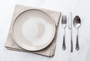 boş tabak kaşık çatal ve bıçak
