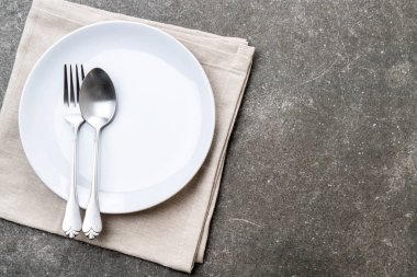 boş tabak kaşık çatal ve bıçak