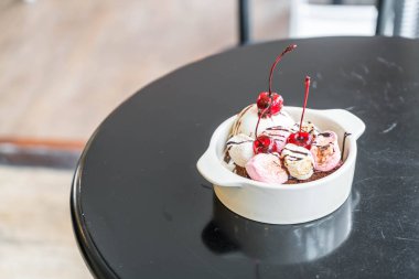 pişmiş hatmi ve dondurma ile çikolatalı kek